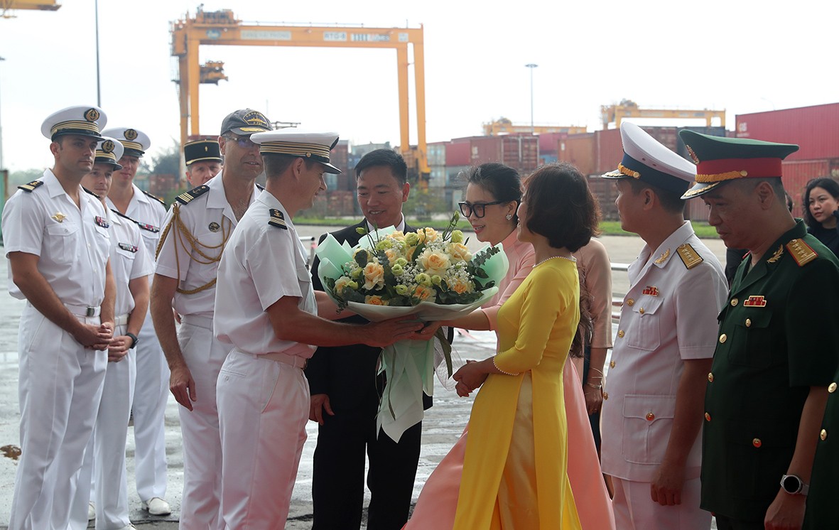 đón chỉ huy đoàn tàu đến thăm Việt Nam đón chỉ huy đoàn tàu đến thăm Việt Nam