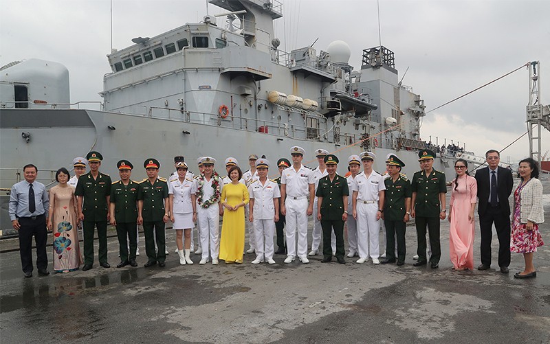 Các đại biểu tham dự lễ đón tàu tuần dương Prairial chụp ảnh chung. Các đại biểu tham dự lễ đón tàu tuần dương Prairial chụp ảnh chung.