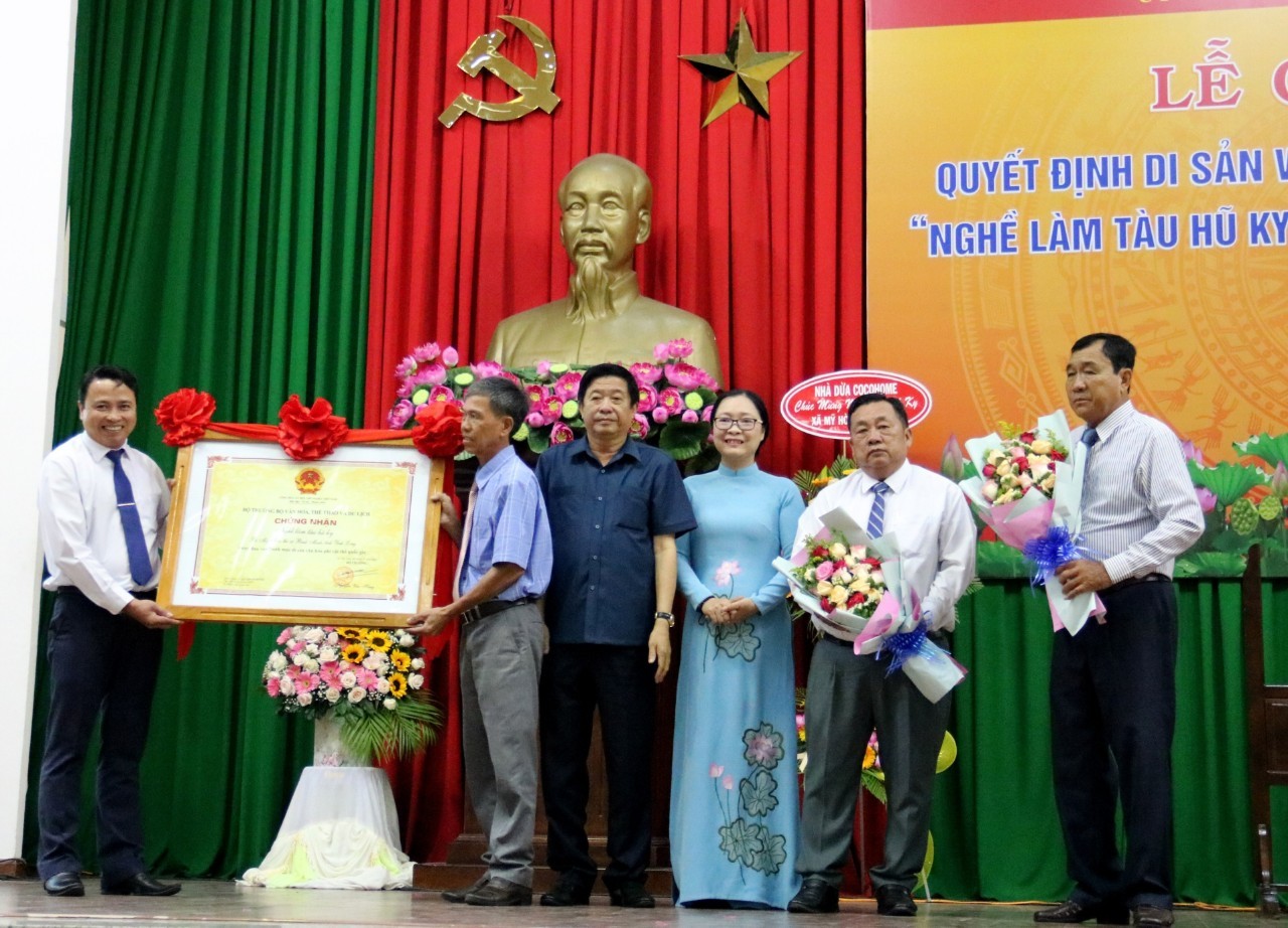 Trao Quyết định của Bộ Văn hóa, Thể thao và Du lịch công nhận nghề làm tàu hũ ky ở xã Mỹ Hòa là Di sản văn hóa phi vật thể quốc gia (Ảnh: Báo Vĩnh Long). Trao Quyết định của Bộ Văn hóa, Thể thao và Du lịch công nhận nghề làm tàu hũ ky ở xã Mỹ Hòa là Di sản văn hóa phi vật thể quốc gia (Ảnh: Báo Vĩnh Long).