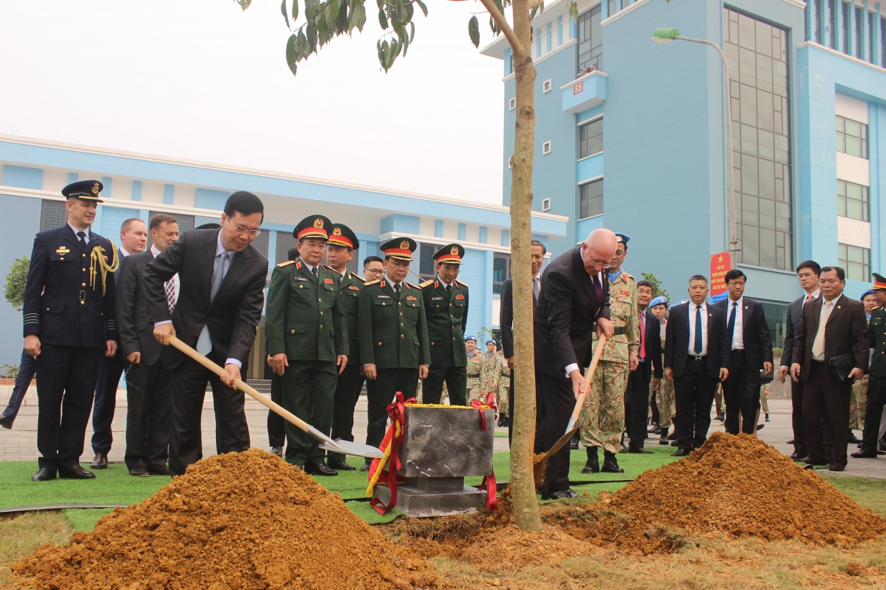 Chủ tịch nước Võ Văn Thưởng và Toàn quyền Úc thăm Cục Gìn giữ Hoà bình Việt Nam