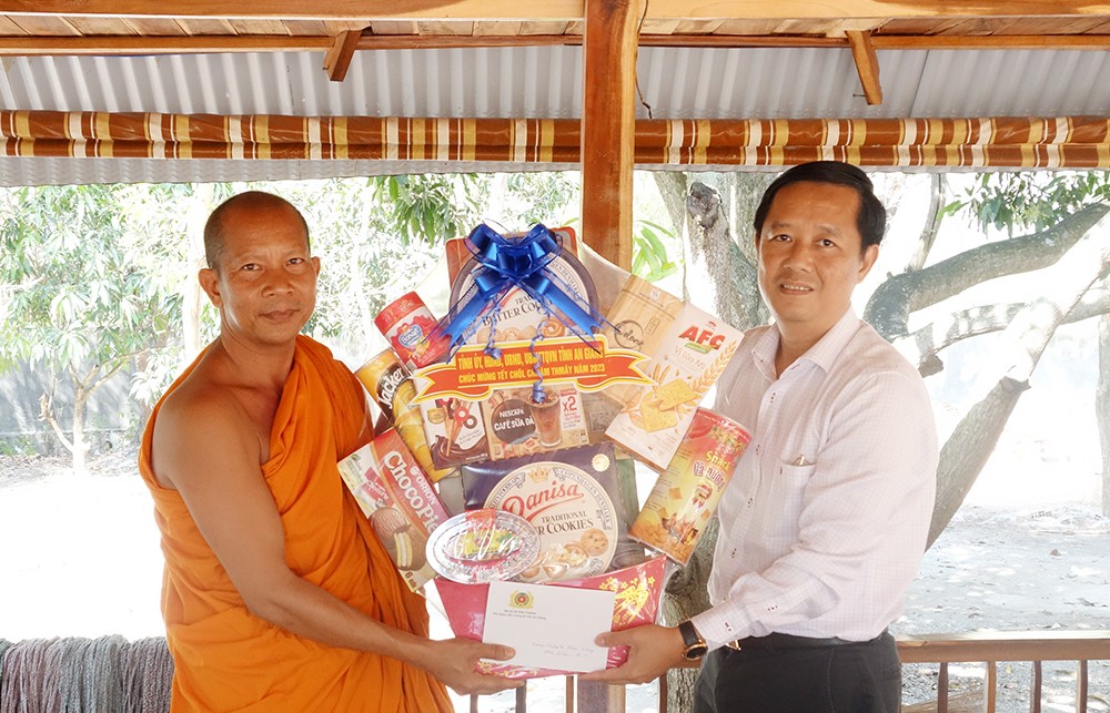 Lãnh đạo tỉnh An Giang tổ chức thăm, chúc Tết cổ truyền Chôl Chnăm Thmây Lãnh đạo tỉnh An Giang tổ chức thăm, chúc Tết cổ truyền Chôl Chnăm Thmây