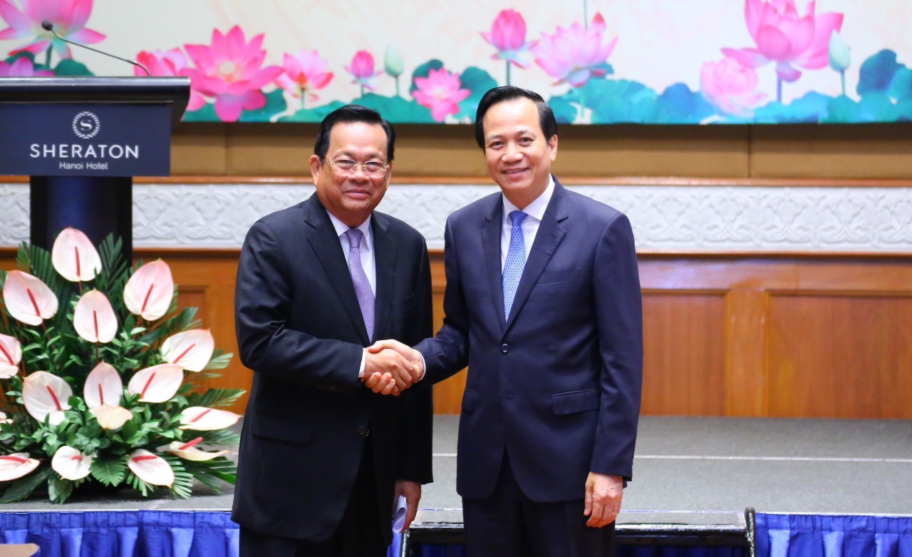 Bộ trưởng Bộ Lao động – TBXH Đào Ngọc Dung và Bộ trưởng Bộ Lao động và Đào tạo nghề Ing Samheng Bộ trưởng Bộ Lao động – TBXH Đào Ngọc Dung và Bộ trưởng Bộ Lao động và Đào tạo nghề Ing Samheng