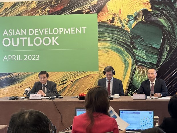 ADB Country Director for Vietnam Andrew Jeffries and leaders at the press conference. Photo: VNA ADB Country Director for Vietnam Andrew Jeffries and leaders at the press conference. Photo: VNA