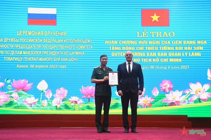 Phó Thủ tướng Liên bang Nga trao Huân chương Hữu nghị cho lãnh đạo Ban Quản lý Lăng Chủ tịch Hồ Chí Minh Phó Thủ tướng Liên bang Nga trao Huân chương Hữu nghị cho lãnh đạo Ban Quản lý Lăng Chủ tịch Hồ Chí Minh