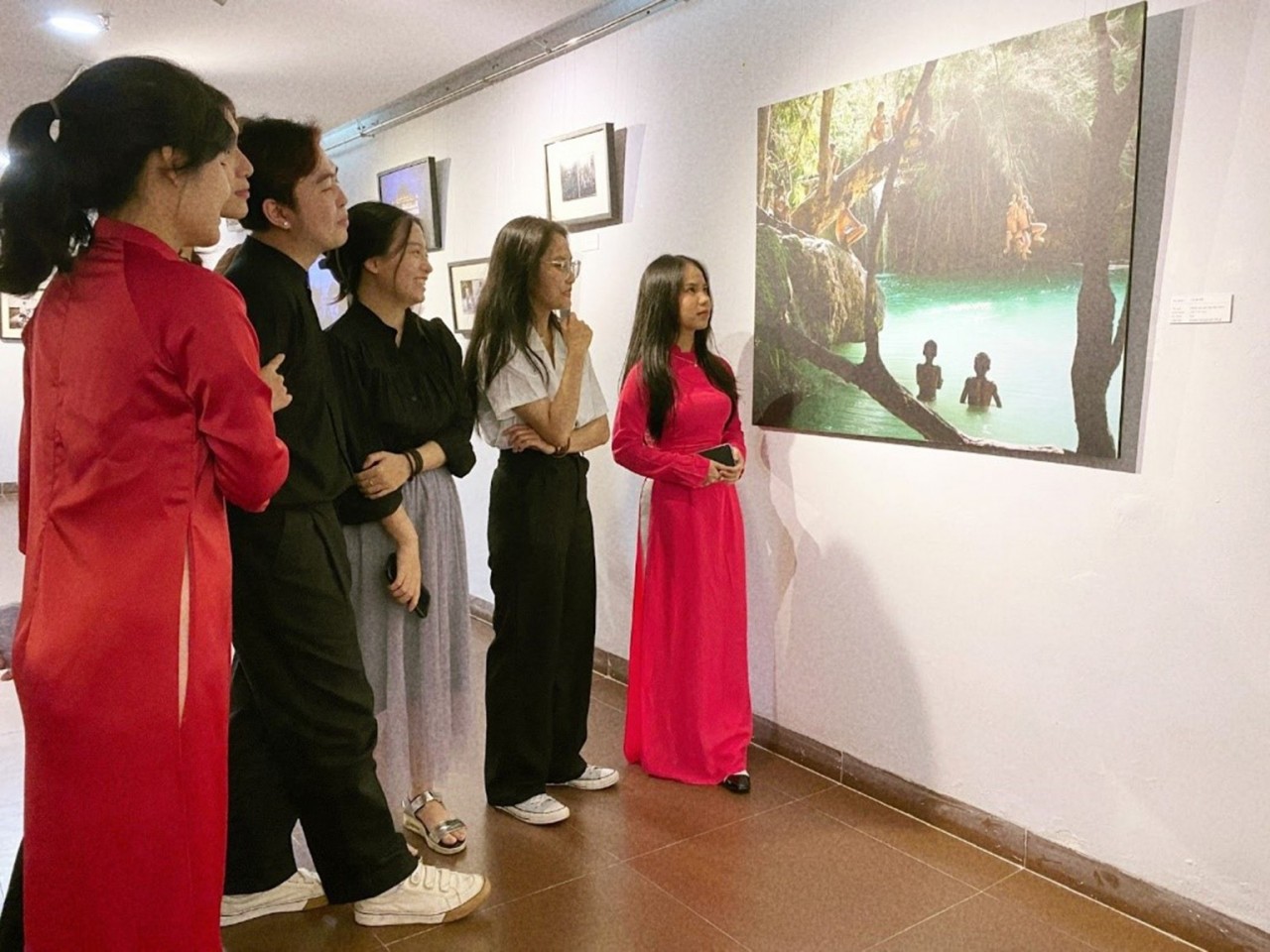 Visitors to the photo exhibition. Visitors to the photo exhibition.