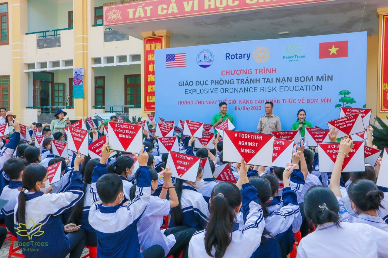 PeaceTrees VietNam giáo dục phòng tránh tai nạn bom mìn cho học sinh Đồng Hới (Quảng Bình) PeaceTrees VietNam giáo dục phòng tránh tai nạn bom mìn cho học sinh Đồng Hới (Quảng Bình)