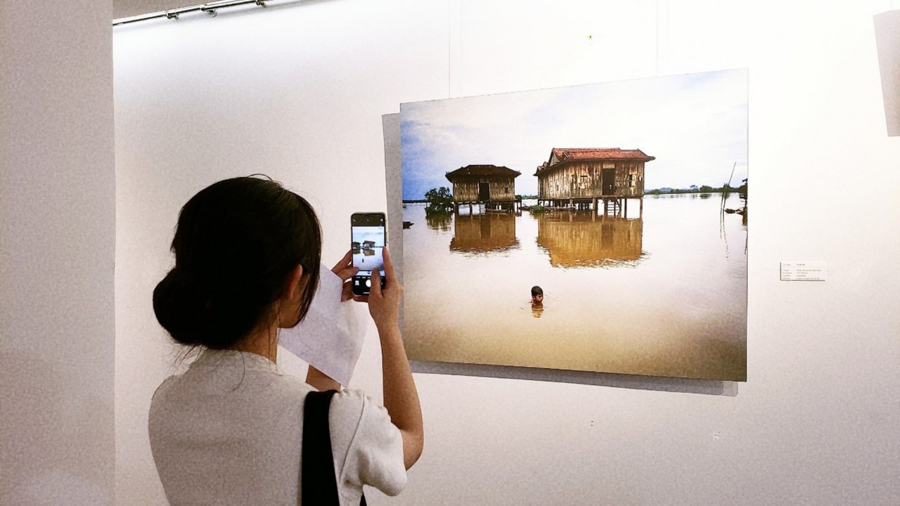 Visitors to the photo exhibition. Source: Tien Phong newspaper Visitors to the photo exhibition. Source: Tien Phong newspaper