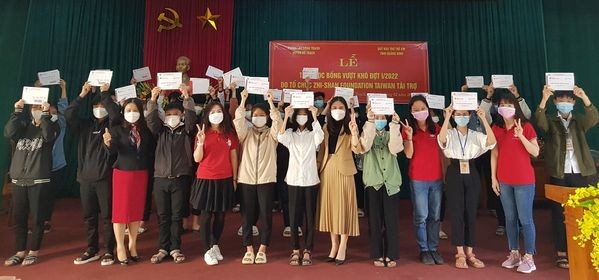 Tỉnh Thừa Thiên Huế tiếp nhận hơn 10 tỷ đồng hỗ trợ cho hơn 800 trẻ em, học sinh, sinh viên nghèo Tỉnh Thừa Thiên Huế tiếp nhận hơn 10 tỷ đồng hỗ trợ cho hơn 800 trẻ em, học sinh, sinh viên nghèo