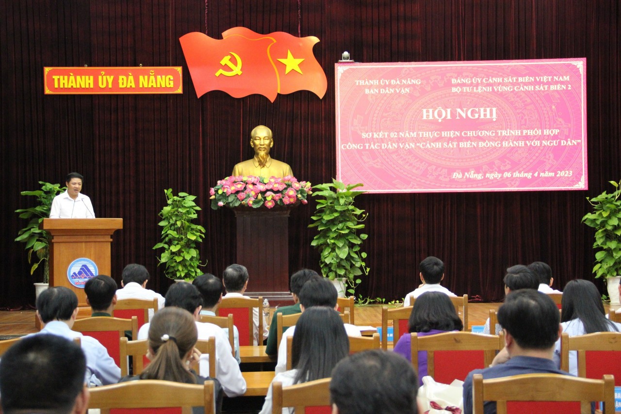 Bộ Tư lệnh Vùng Cảnh sát biển 2 trao tặng 100 suất quà cho ngư dân Đà Nẵng Bộ Tư lệnh Vùng Cảnh sát biển 2 trao tặng 100 suất quà cho ngư dân Đà Nẵng