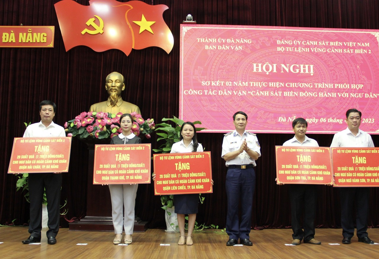 Bộ Tư lệnh Vùng Cảnh sát biển 2 trao tặng 100 suất quà cho ngư dân Đà Nẵng Bộ Tư lệnh Vùng Cảnh sát biển 2 trao tặng 100 suất quà cho ngư dân Đà Nẵng
