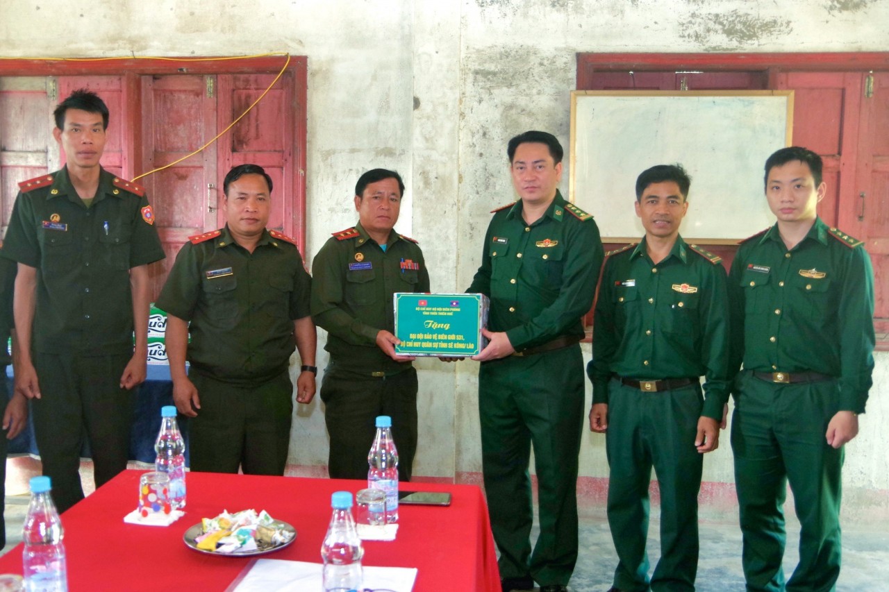 Bộ chỉ huy BĐBP tỉnh tặng quà Đại đội Bảo vệ biên giới 531, Bộ chỉ huy quân sự tỉnh Sê Kông, Lào. Bộ chỉ huy BĐBP tỉnh tặng quà Đại đội Bảo vệ biên giới 531, Bộ chỉ huy quân sự tỉnh Sê Kông, Lào.