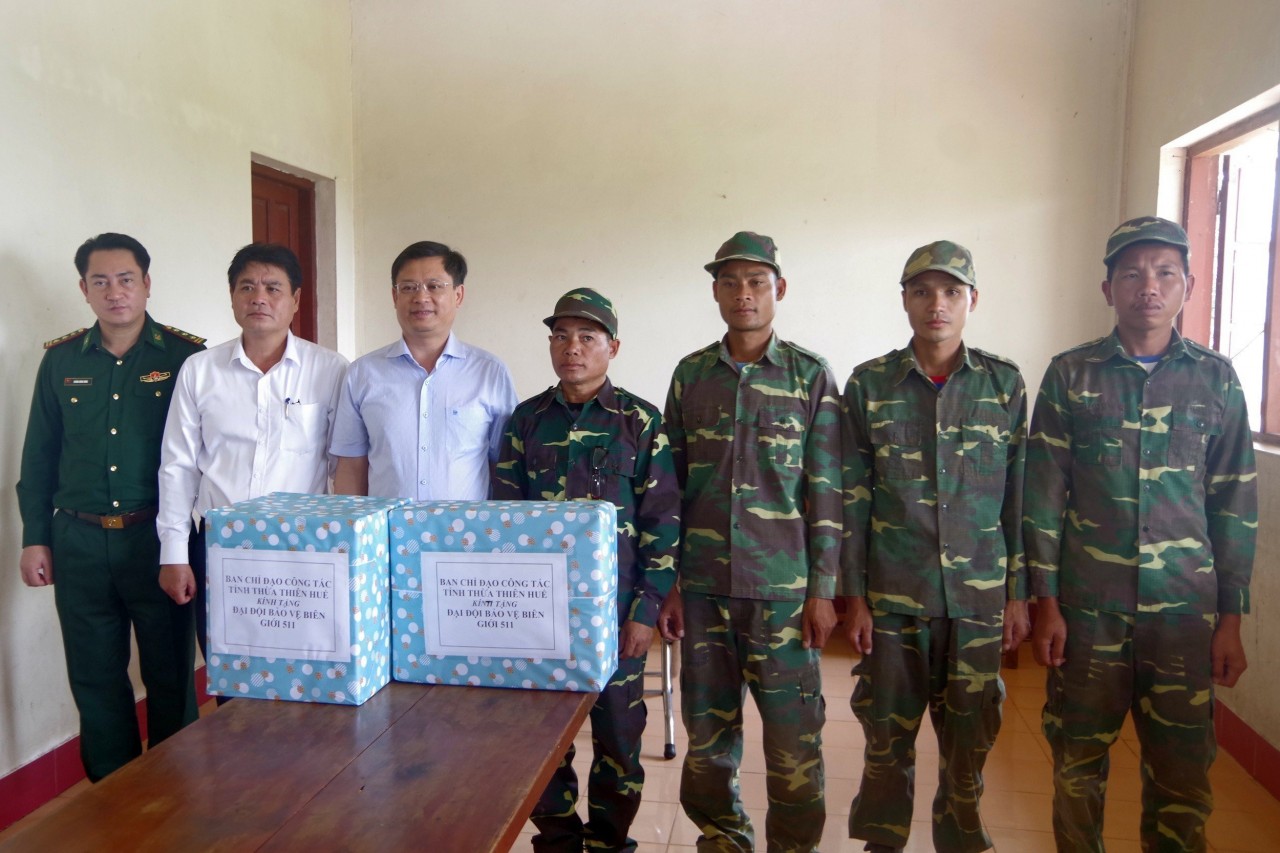 Tặng quà Đại đội Bảo vệ biên giới 511, Bộ chỉ huy quân sự tỉnh Salavan (Lào). Tặng quà Đại đội Bảo vệ biên giới 511, Bộ chỉ huy quân sự tỉnh Salavan (Lào).