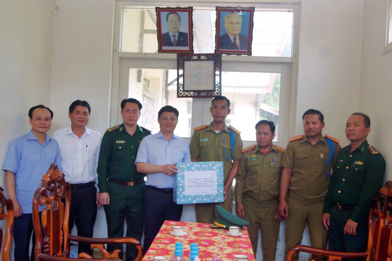 Đoàn công tác thăm, chúc tết Đồn công an Tà Vàng, tỉnh Sê Kông, Lào. Ảnh: Võ Tiến. Đoàn công tác thăm, chúc tết Đồn công an Tà Vàng, tỉnh Sê Kông, Lào. Ảnh: Võ Tiến.