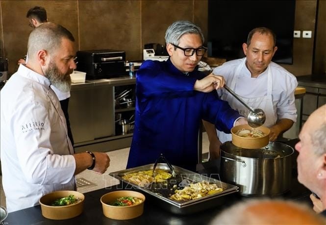 Vietnamese Ambssador to Israel Ly Duc Trung and chefs of Attilio cooking school make Pho at the event. Photo: VNA Vietnamese Ambssador to Israel Ly Duc Trung and chefs of Attilio cooking school make Pho at the event. Photo: VNA