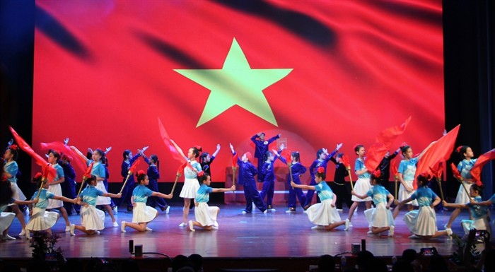 Tiểu phẩm Cánh chim bay về hướng mặt trời của học sinh Trường Tiểu học Hồng Hà, quận Bình Thạnh