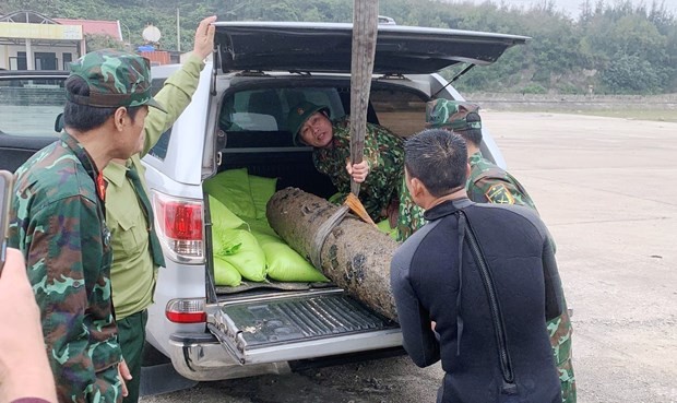 bomb is moved onto a car to be transported to the designated site for detonation. Photo: VNA bomb is moved onto a car to be transported to the designated site for detonation. Photo: VNA