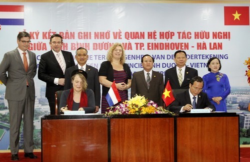 Ông Trần Văn Nam - Phó Chủ tịch thường trực UBND tỉnh Bình Dương và bà Mary Ann Schreurs - Phó Thị trưởng thành phố Eindhoven (Hà Lan) cùng ký kết hợp tác giữa hai địa phương của hai quốc gia Việt Nam và Hà Lan ngày 16/1/2015. Ông Trần Văn Nam - Phó Chủ tịch thường trực UBND tỉnh Bình Dương và bà Mary Ann Schreurs - Phó Thị trưởng thành phố Eindhoven (Hà Lan) cùng ký kết hợp tác giữa hai địa phương của hai quốc gia Việt Nam và Hà Lan ngày 16/1/2015.