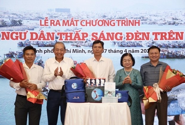Đại diện Ban Tổ chức trao bộ quà gồm ắc quy, đèn, sạc, bộ túi thuốc chống nước... cho đại diện ngư dân khu vực phía Nam. (Ảnh: Anh Tuấn/TTXVN) Đại diện Ban Tổ chức trao bộ quà gồm ắc quy, đèn, sạc, bộ túi thuốc chống nước... cho đại diện ngư dân khu vực phía Nam. (Ảnh: Anh Tuấn/TTXVN)