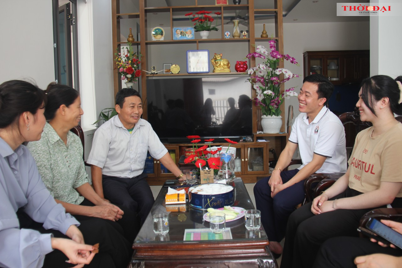 Lưu học sinh Lào trong mái ấm gia đình Việt