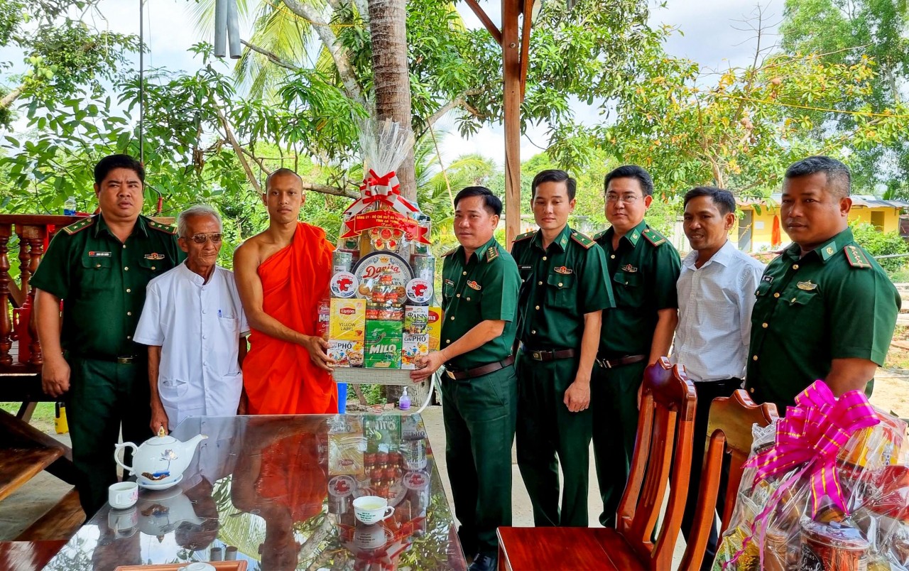 Bộ đội Biên phòng An Giang chúc Tết cổ truyền Chôl Chnăm Thmây các điểm chùa Khmer Bộ đội Biên phòng An Giang chúc Tết cổ truyền Chôl Chnăm Thmây các điểm chùa Khmer