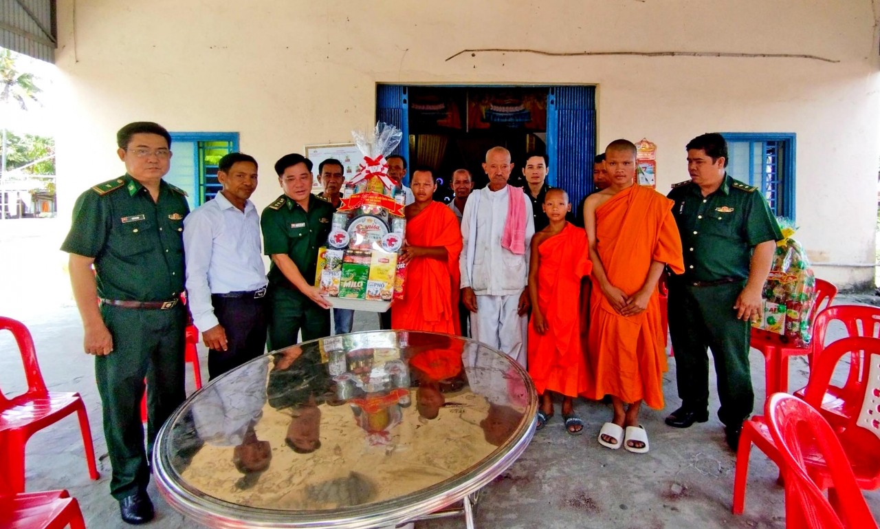Bộ đội Biên phòng An Giang chúc Tết cổ truyền Chôl Chnăm Thmây các điểm chùa Khmer Bộ đội Biên phòng An Giang chúc Tết cổ truyền Chôl Chnăm Thmây các điểm chùa Khmer