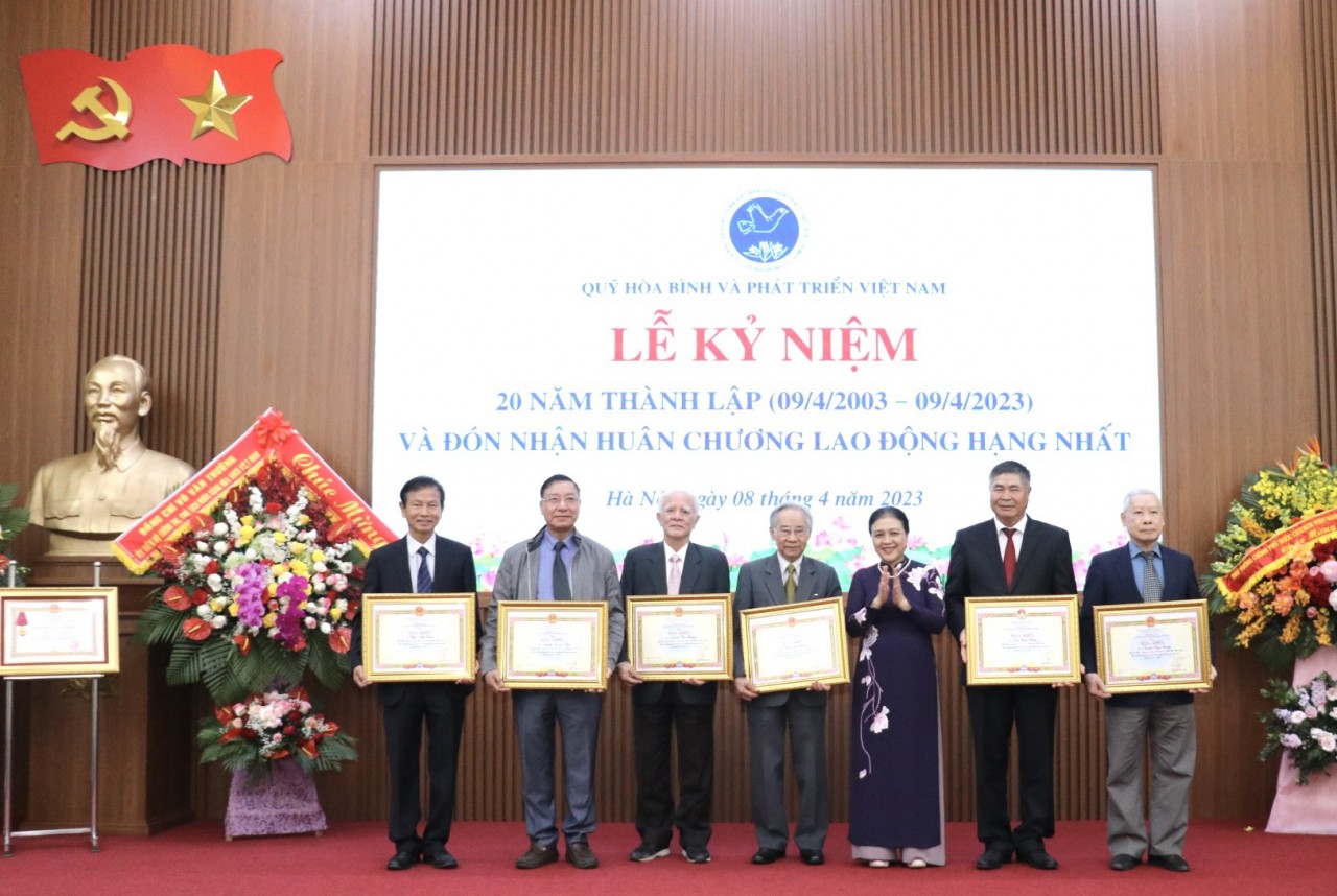 Quỹ hòa bình và Phát triển Việt Nam đón nhận Huân chương Lao động hạng nhất Quỹ hòa bình và Phát triển Việt Nam đón nhận Huân chương Lao động hạng nhất