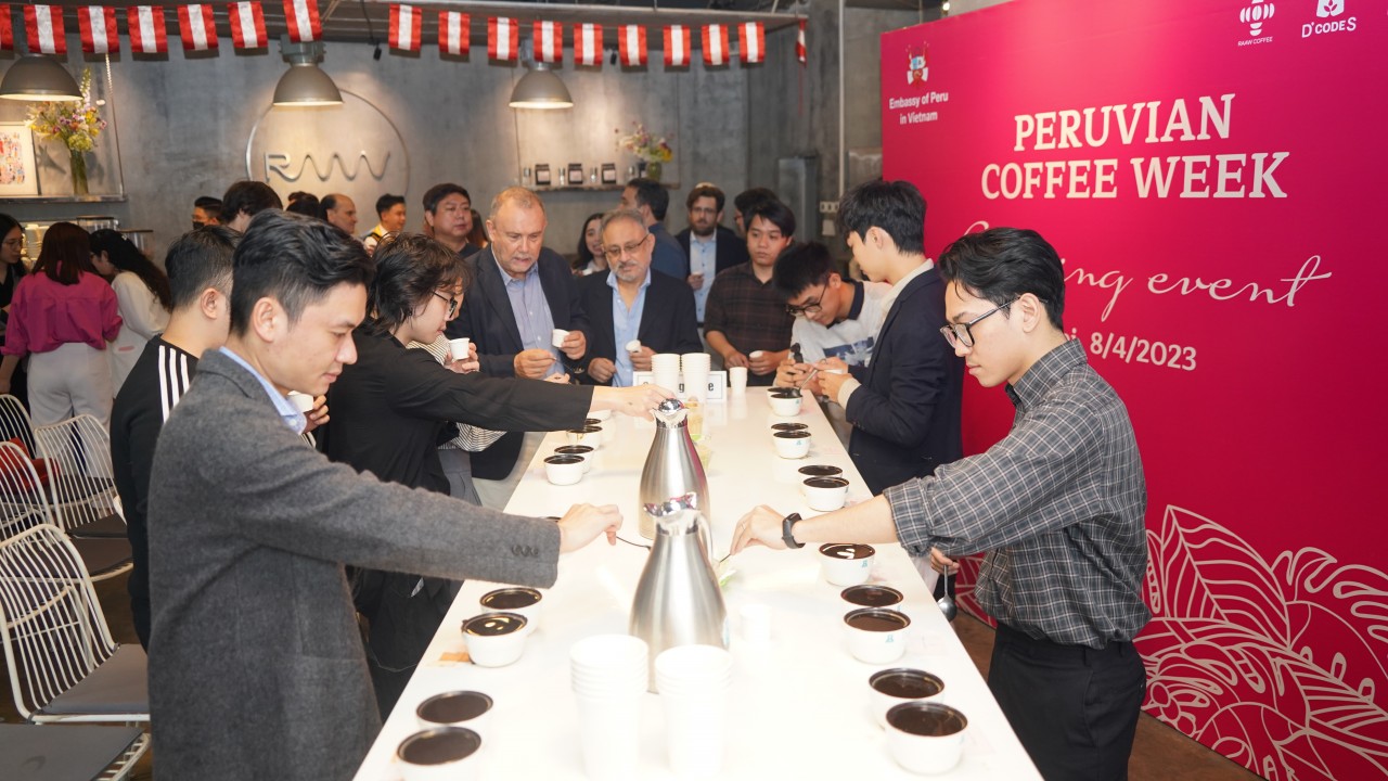 Khách mời tham gia sự kiện cupping cà phê (Ảnh: Thời Đại) Khách mời tham gia sự kiện cupping cà phê (Ảnh: Thời Đại)