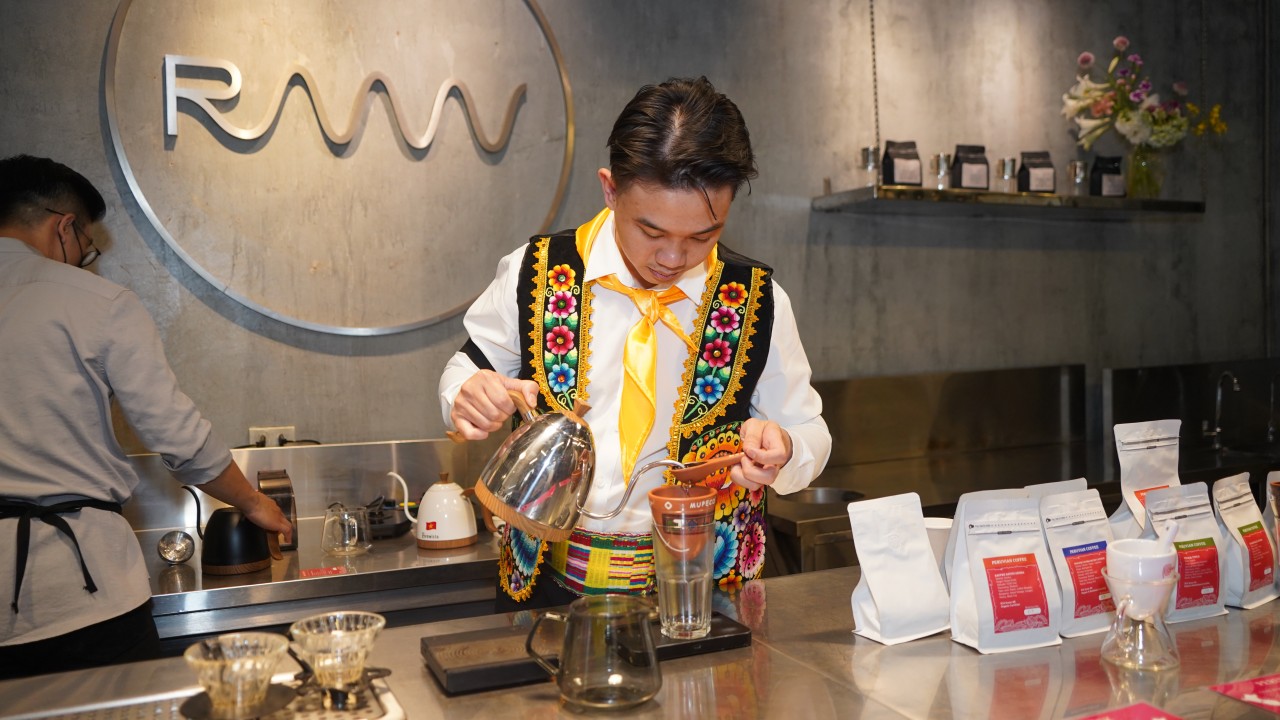 Barista Thạch Deshou trình diễn pha cà phê thủ công (Ảnh: Thời Đại) Barista Thạch Deshou trình diễn pha cà phê thủ công (Ảnh: Thời Đại)