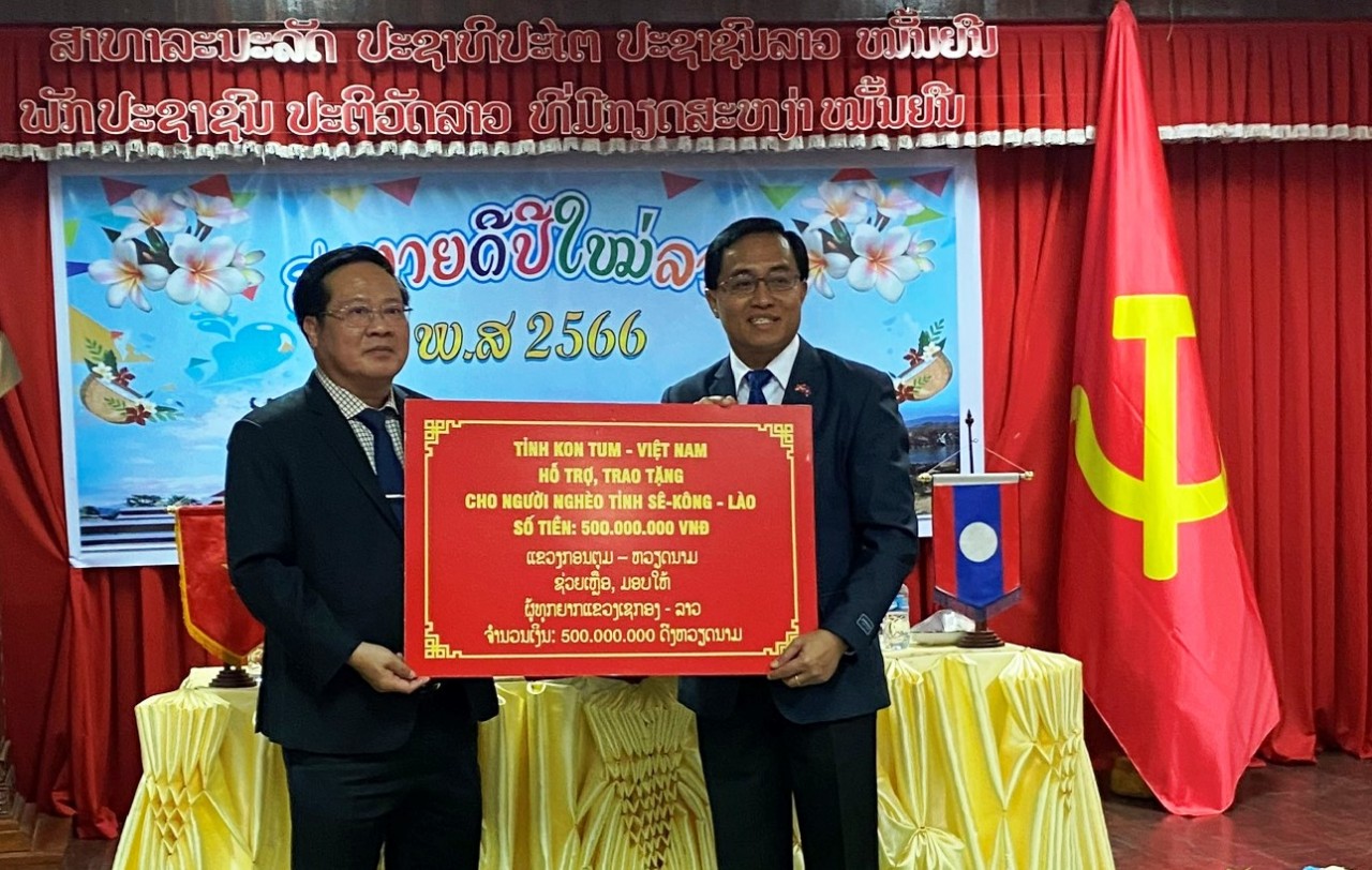 Đoàn cán bộ tỉnh Kon Tum thăm, chúc Tết cổ truyền Bun-pi-may 3 tỉnh Nam Lào Đoàn cán bộ tỉnh Kon Tum thăm, chúc Tết cổ truyền Bun-pi-may 3 tỉnh Nam Lào