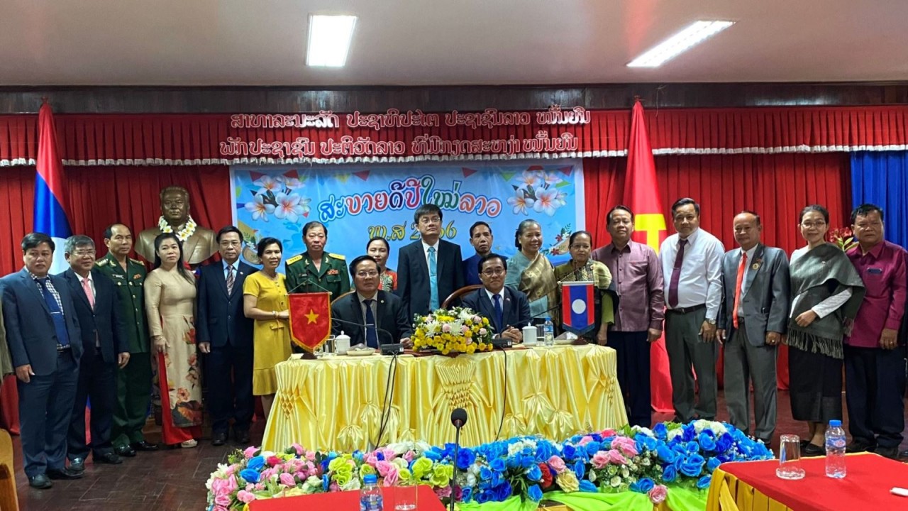 Đoàn cán bộ tỉnh Kon Tum thăm, chúc Tết cổ truyền Bun-pi-may 3 tỉnh Nam Lào Đoàn cán bộ tỉnh Kon Tum thăm, chúc Tết cổ truyền Bun-pi-may 3 tỉnh Nam Lào