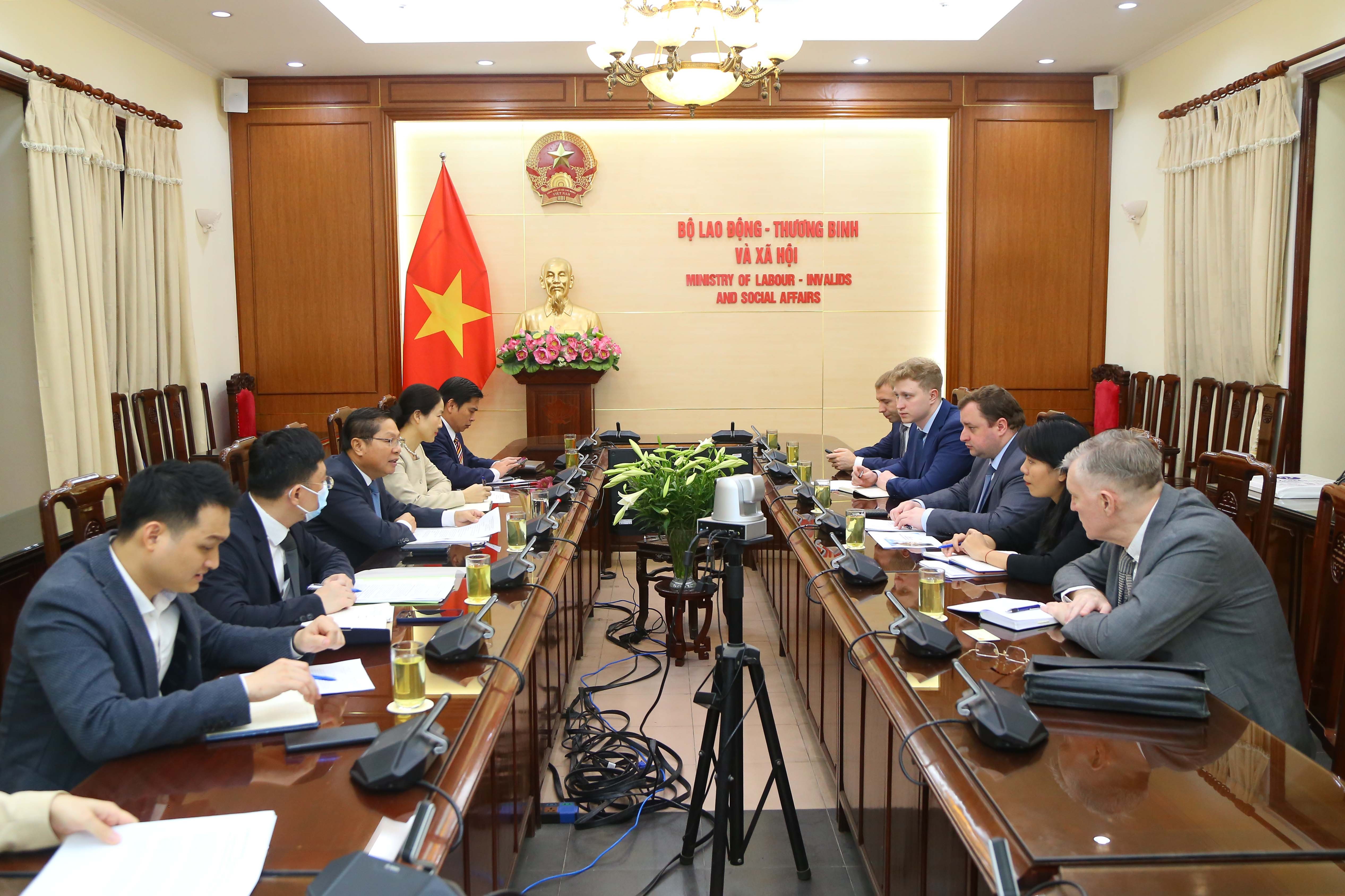 Thứ trưởng Lê Tấn Dũng có buổi tiếp và làm việc với Thứ trưởng Bộ Giáo dục Liên bang Nga – ông Denis Gribov