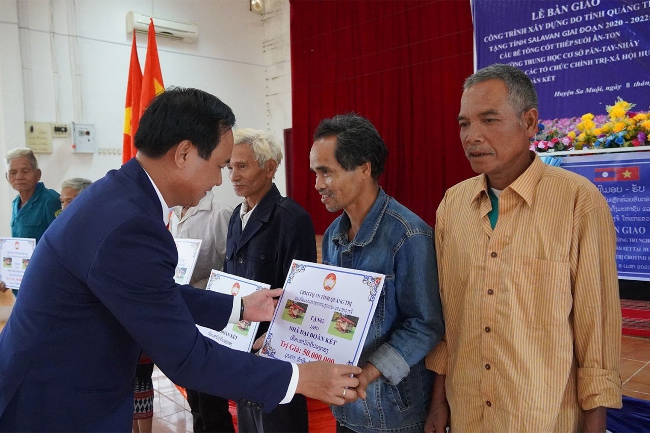Quảng Trị bàn giao các công trình xây dựng khoảng 6 tỷ đồng cho tỉnh Salavan (Lào) Quảng Trị bàn giao các công trình xây dựng khoảng 6 tỷ đồng cho tỉnh Salavan (Lào)