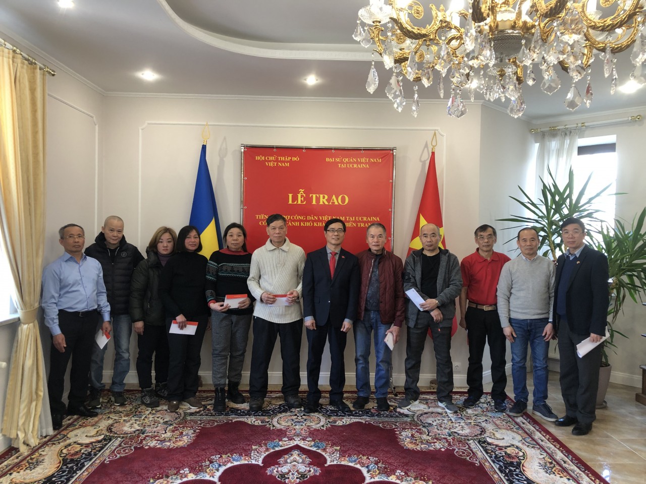 Trao tiền hỗ trợ công dân Việt Nam tại Ukraine có hoàn cảnh khó khăn do chiến tranh Trao tiền hỗ trợ công dân Việt Nam tại Ukraine có hoàn cảnh khó khăn do chiến tranh