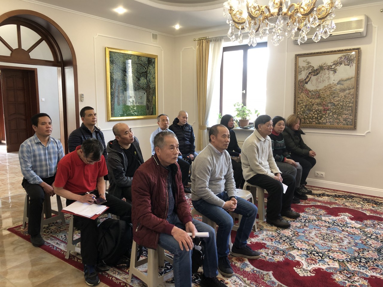 Trao tiền hỗ trợ công dân Việt Nam tại Ukraine có hoàn cảnh khó khăn do chiến tranh Trao tiền hỗ trợ công dân Việt Nam tại Ukraine có hoàn cảnh khó khăn do chiến tranh