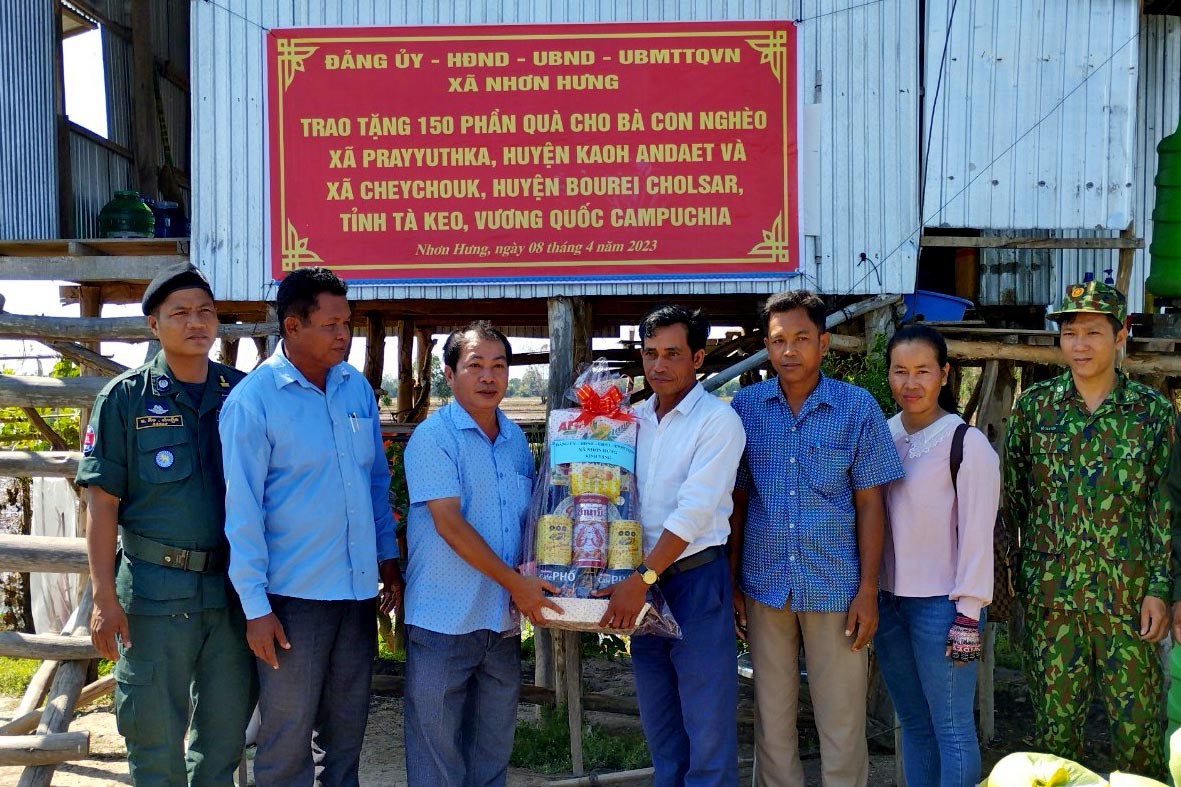 Bộ đội Biên phòng tỉnh An Giang: Chúc Tết cổ truyền Chôl Chnăm Thmây nước bạn Campuchia Bộ đội Biên phòng tỉnh An Giang: Chúc Tết cổ truyền Chôl Chnăm Thmây nước bạn Campuchia
