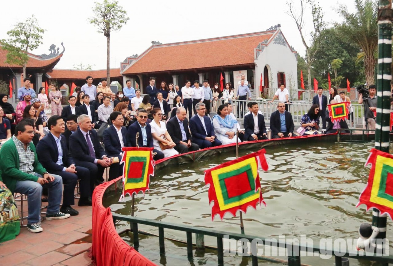 Participants enjoy water puppetry in Dong Ngu village, Thuan Thanh district in the northern province of Bac Ninh. Source: bacninh.gov.vn Participants enjoy water puppetry in Dong Ngu village, Thuan Thanh district in the northern province of Bac Ninh. Source: bacninh.gov.vn