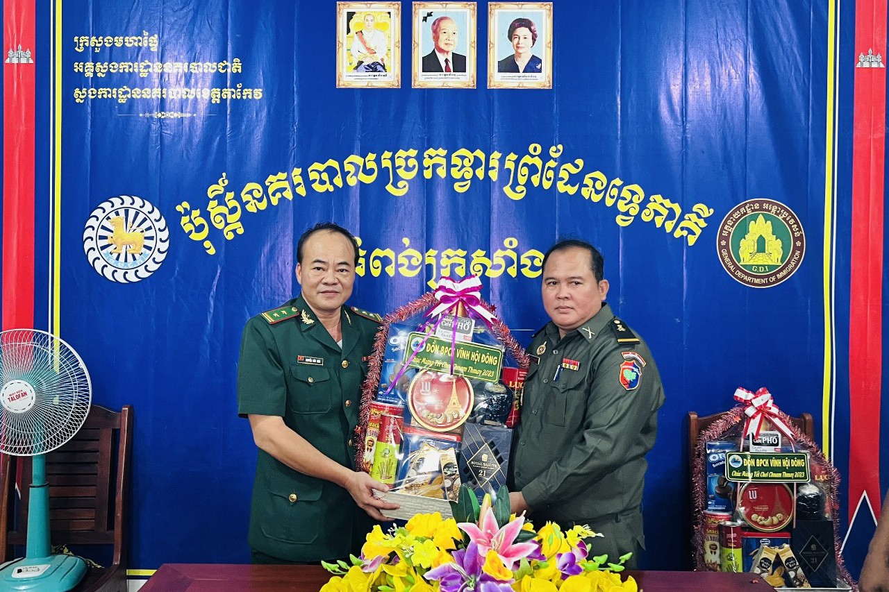 Bộ đội Biên phòng tỉnh An Giang: Chúc Tết cổ truyền Chôl Chnăm Thmây nước bạn Campuchia Bộ đội Biên phòng tỉnh An Giang: Chúc Tết cổ truyền Chôl Chnăm Thmây nước bạn Campuchia