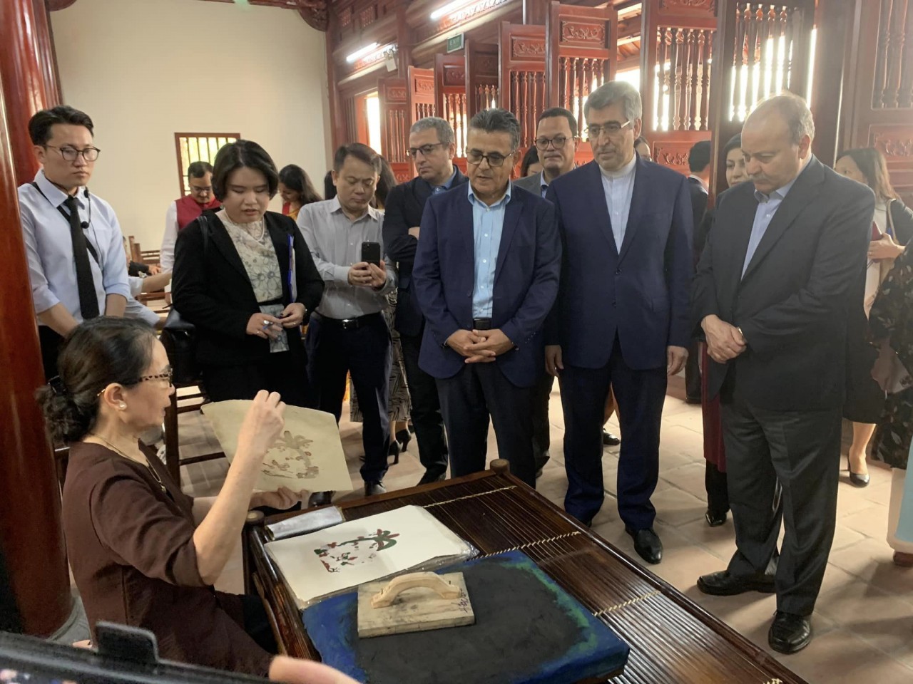At an exhibition house to introduce Dong Ho, an outstanding folk painting genre which is on the verge of oblivion. At an exhibition house to introduce Dong Ho, an outstanding folk painting genre which is on the verge of oblivion.