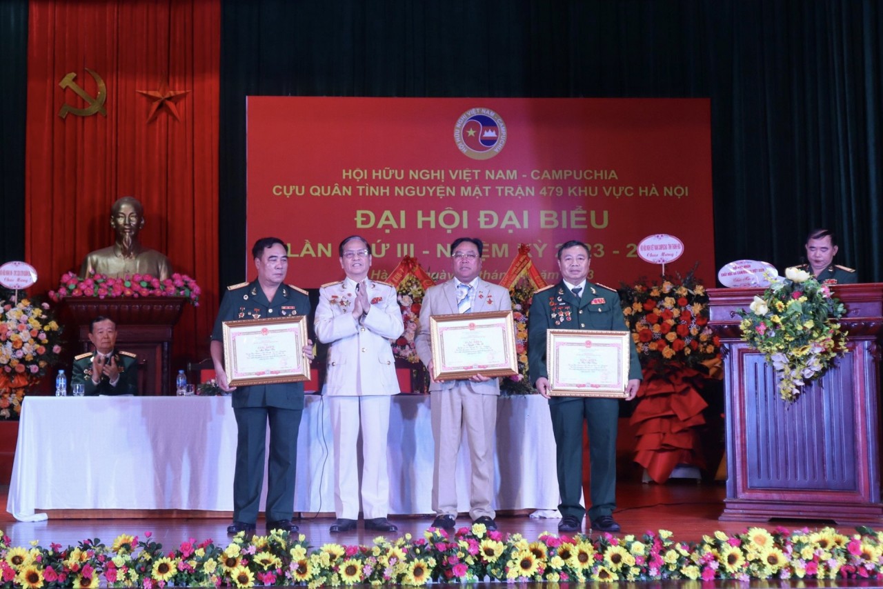 3 cá nhân tiêu biểu của Hội được Liên hiệp các tổ chức hữu nghị Việt Nam tặng bằng khen (Ảnh: Hạnh Trần). 3 cá nhân tiêu biểu của Hội được Liên hiệp các tổ chức hữu nghị Việt Nam tặng bằng khen (Ảnh: Hạnh Trần).
