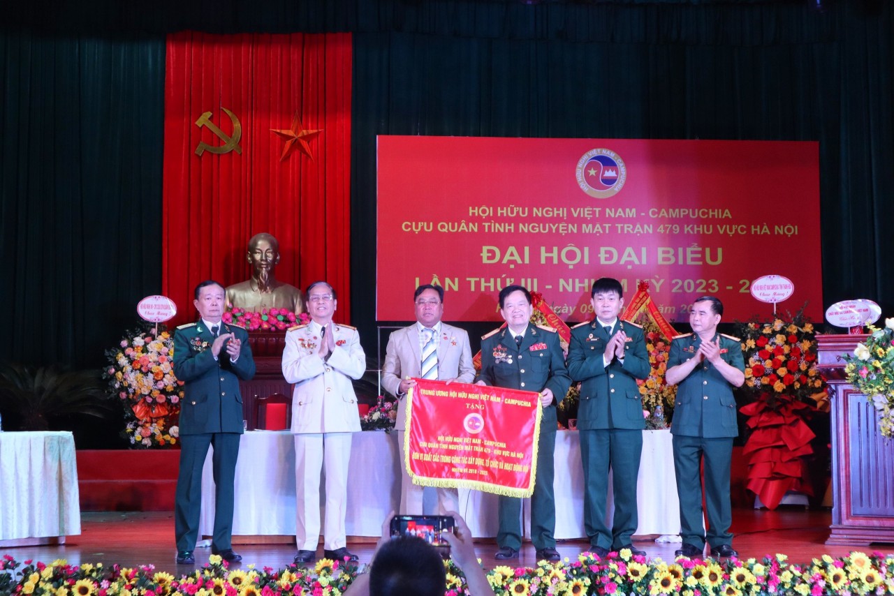 Trung ương Hội hữu nghị Việt Nam – Campuchia trao thưởng cho Hội hữu nghị Việt Nam - Campuchia cựu quân tình nguyện Mặt trận 479 khu vực Hà Nội (Ảnh: Hạnh Trần). Trung ương Hội hữu nghị Việt Nam – Campuchia trao thưởng cho Hội hữu nghị Việt Nam - Campuchia cựu quân tình nguyện Mặt trận 479 khu vực Hà Nội (Ảnh: Hạnh Trần).