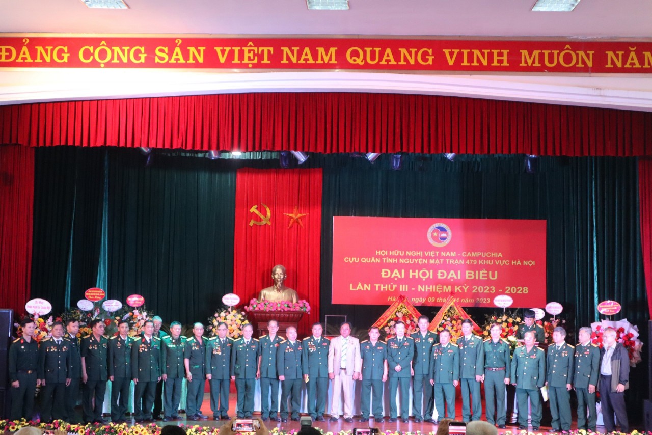 Ban Chấp hành nhiệm kỳ 2023 - 2028 ra mắt Đại hội. Ban Chấp hành nhiệm kỳ 2023 - 2028 ra mắt Đại hội.