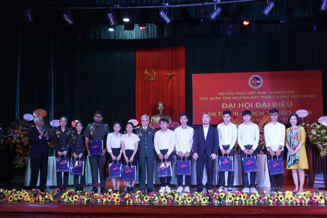 Hội tặng quà cho một số đối tượng chính sách và lưu học sinh Campuchia (Ảnh: Hạnh Trần). Hội tặng quà cho một số đối tượng chính sách và lưu học sinh Campuchia (Ảnh: Hạnh Trần).