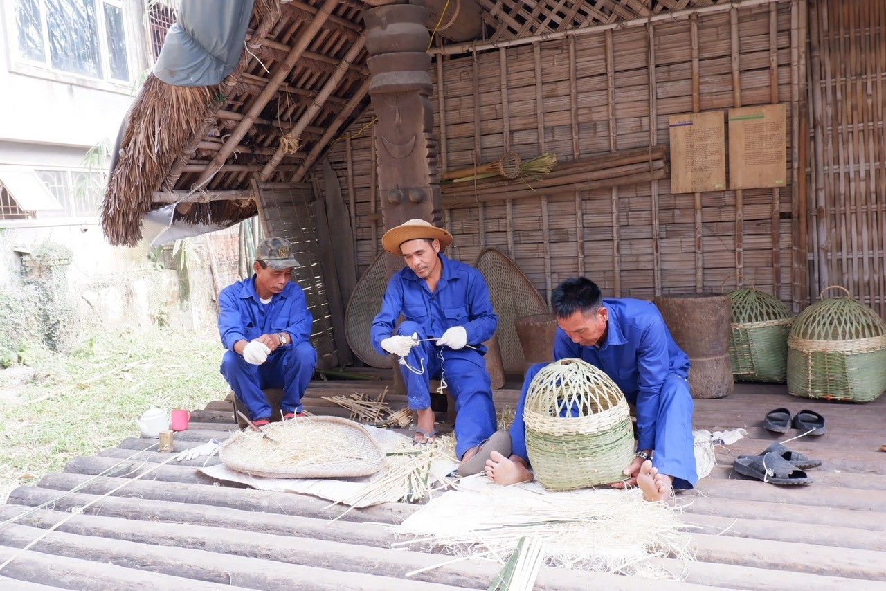 “Kiến trúc sư” Ê Đê kể chuyện làm nhà dài giữa Thủ đô “Kiến trúc sư” Ê Đê kể chuyện làm nhà dài giữa Thủ đô