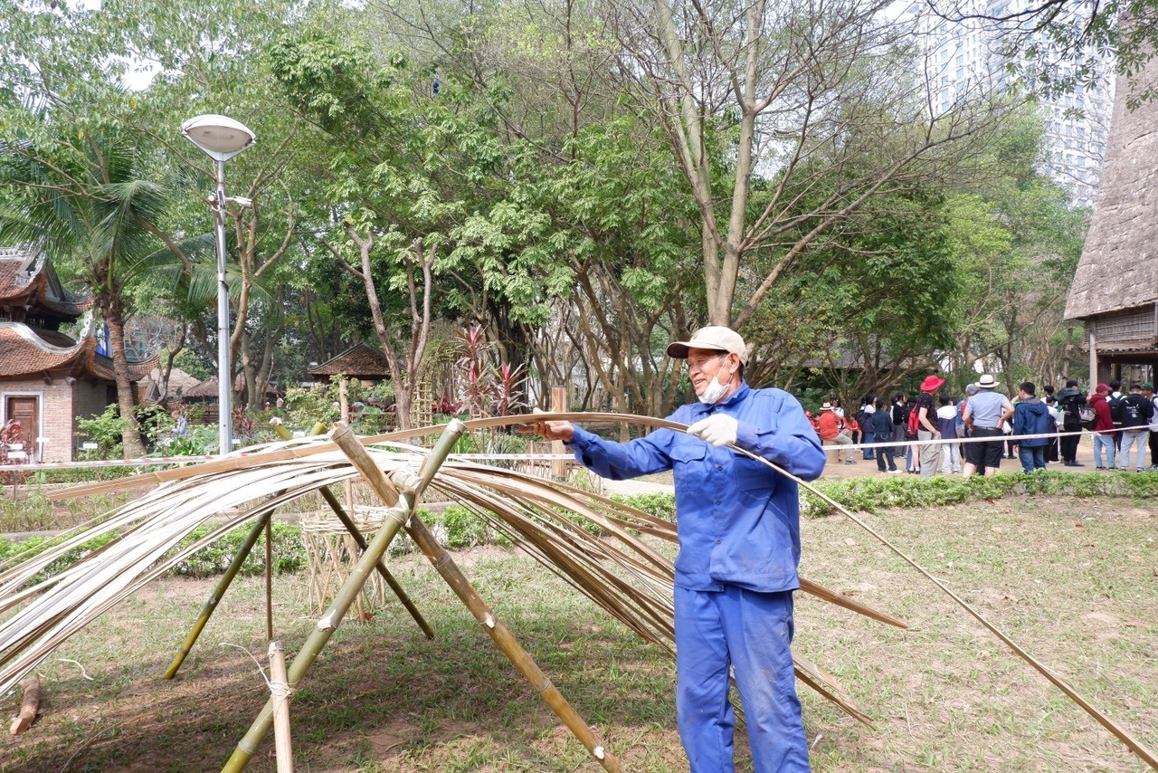 “Kiến trúc sư” Ê Đê kể chuyện làm nhà dài giữa Thủ đô “Kiến trúc sư” Ê Đê kể chuyện làm nhà dài giữa Thủ đô