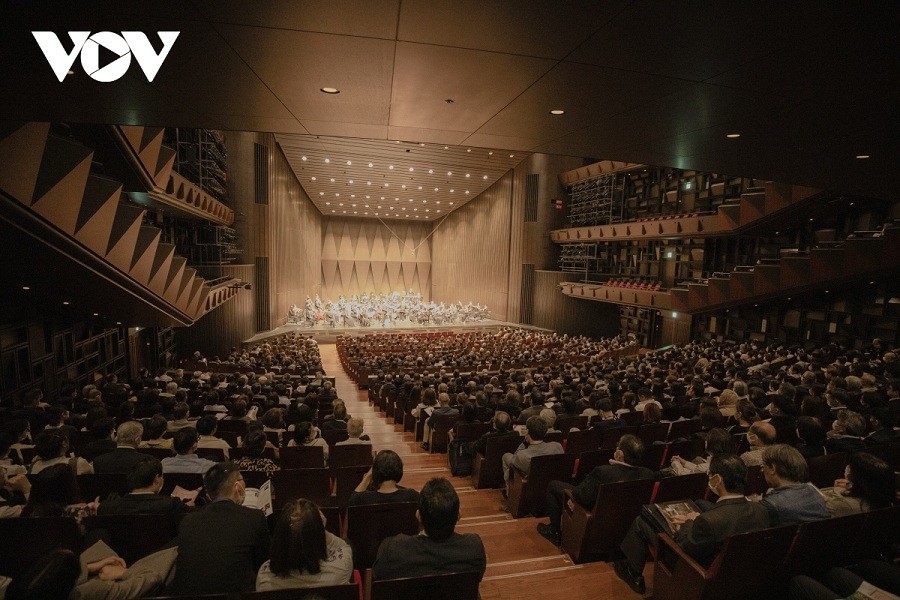 The Fenice Sakai Performing Arts Centre has been occupied by approximately 2,000 spectators watching Vietnamese and Japanese artists perform in the special concert. Photo: VOV The Fenice Sakai Performing Arts Centre has been occupied by approximately 2,000 spectators watching Vietnamese and Japanese artists perform in the special concert. Photo: VOV