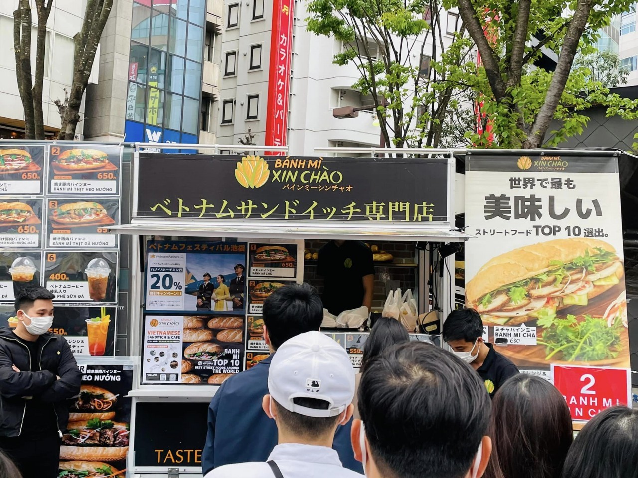 Vietnam's banh mi liked by many people at the festival. Source: Dinh Doan