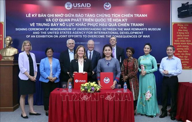 Việt Nam và Hoa Kỳ hợp tác trong trưng bày về nỗ lực khắc phục hậu quả chiến tranh Việt Nam và Hoa Kỳ hợp tác trong trưng bày về nỗ lực khắc phục hậu quả chiến tranh