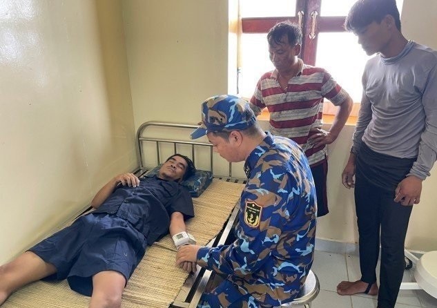 Vùng 2 Hải quân ứng cứu ngư dân bị tai nạn khi lặn biển Vùng 2 Hải quân ứng cứu ngư dân bị tai nạn khi lặn biển