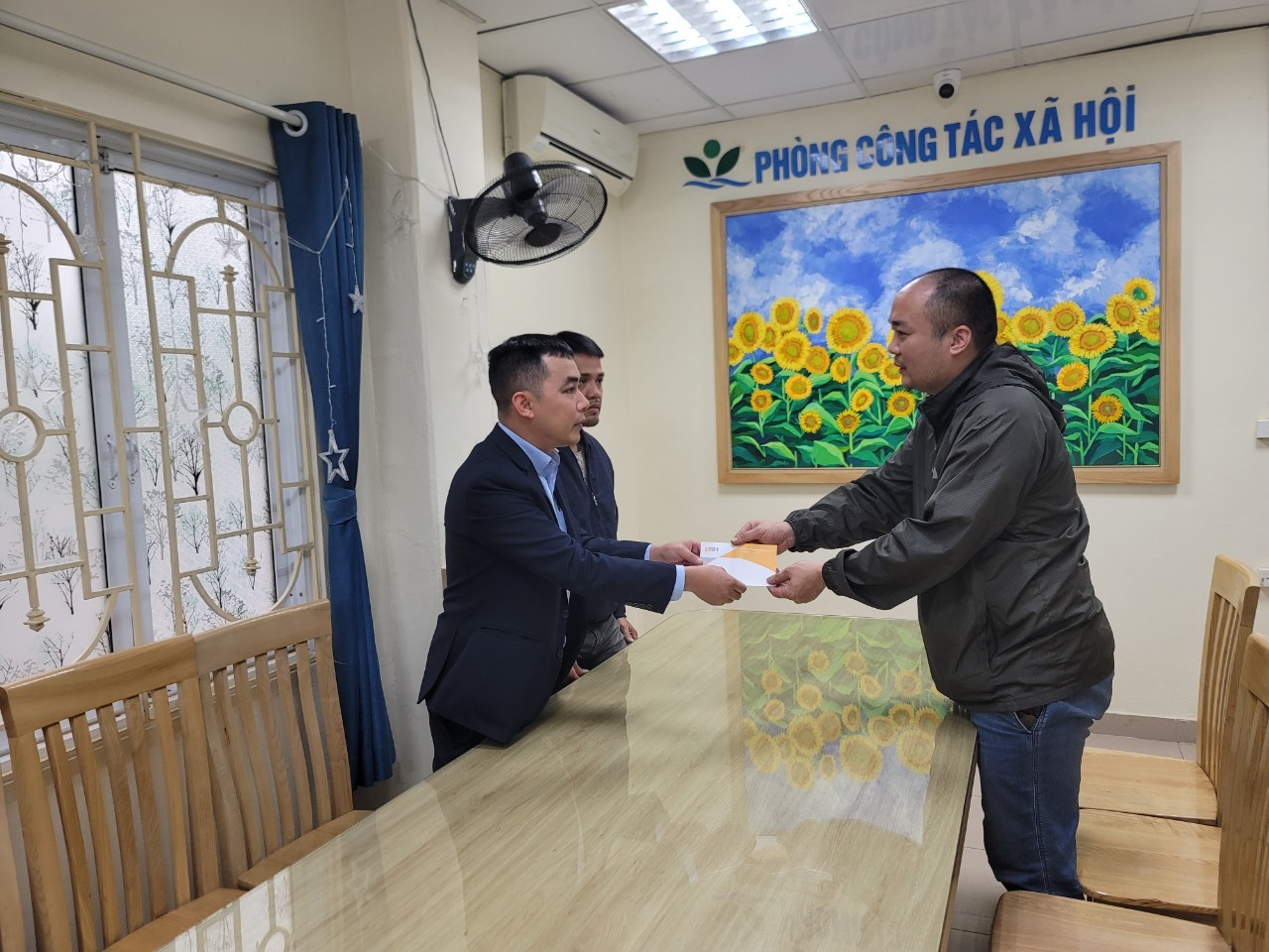 Đại diện bảo hiểm tới thăm hỏi, động viên các nạn nhân bị tai nạn ở đường Võ Chí Công Đại diện bảo hiểm tới thăm hỏi, động viên các nạn nhân bị tai nạn ở đường Võ Chí Công