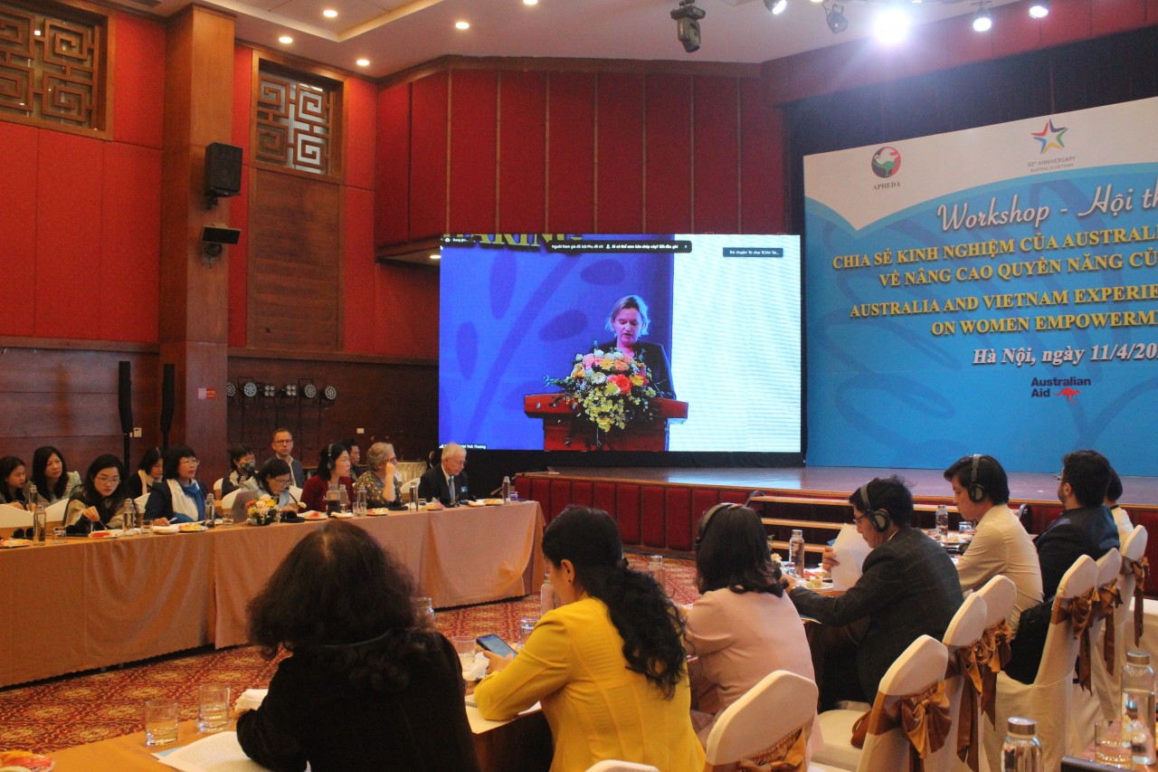 Tiến sĩ Kaye Eldridge, Giám đốc chương trình Aus4Skills trình bày tham luận tại hội thảo Tiến sĩ Kaye Eldridge, Giám đốc chương trình Aus4Skills trình bày tham luận tại hội thảo
